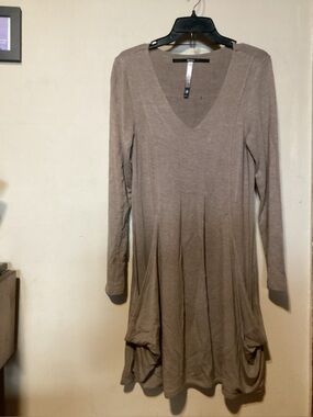 Women's Kensie Swoop Pocket Taupe Viscose Long-Sleeve V-Neck Dress. Size Small
